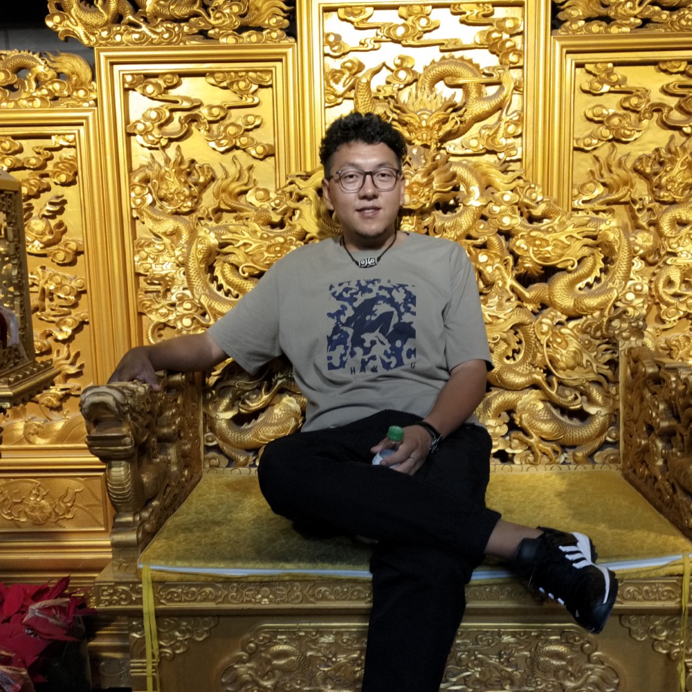 身影挽手俊秀的照片