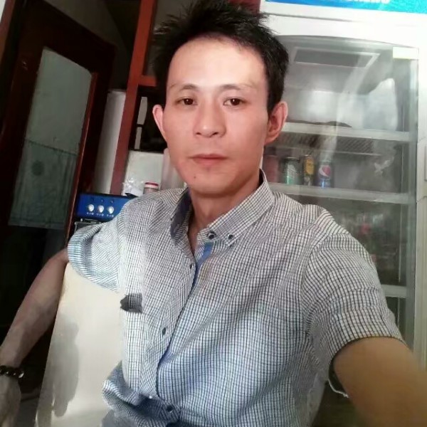 小伙苦恋独特的照片