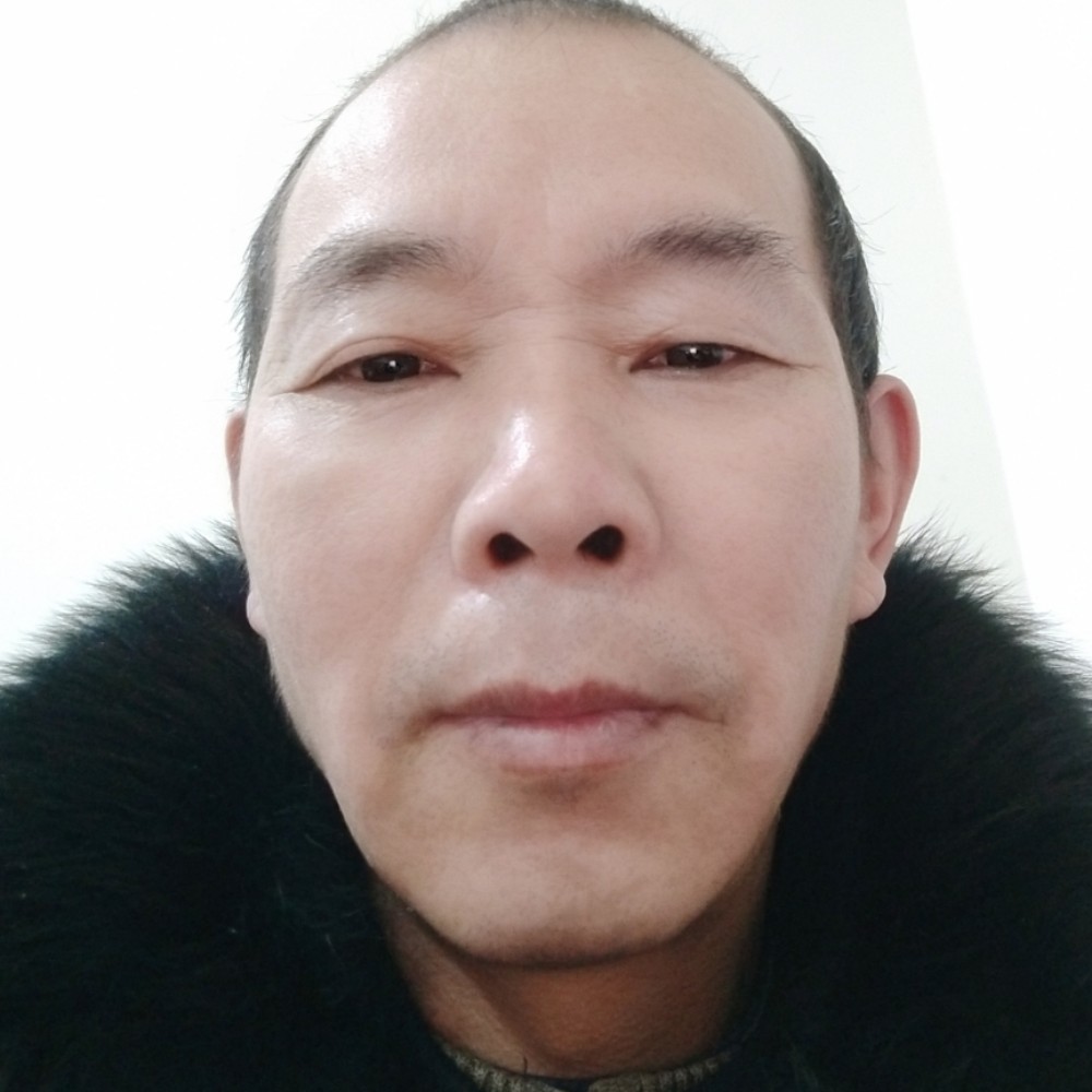 小伙深拥哭泣的照片