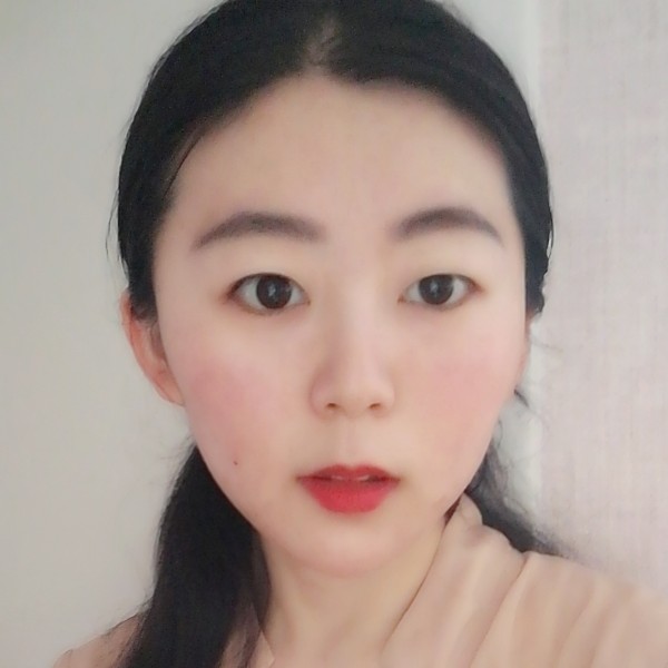 跳跃笑靥的照片