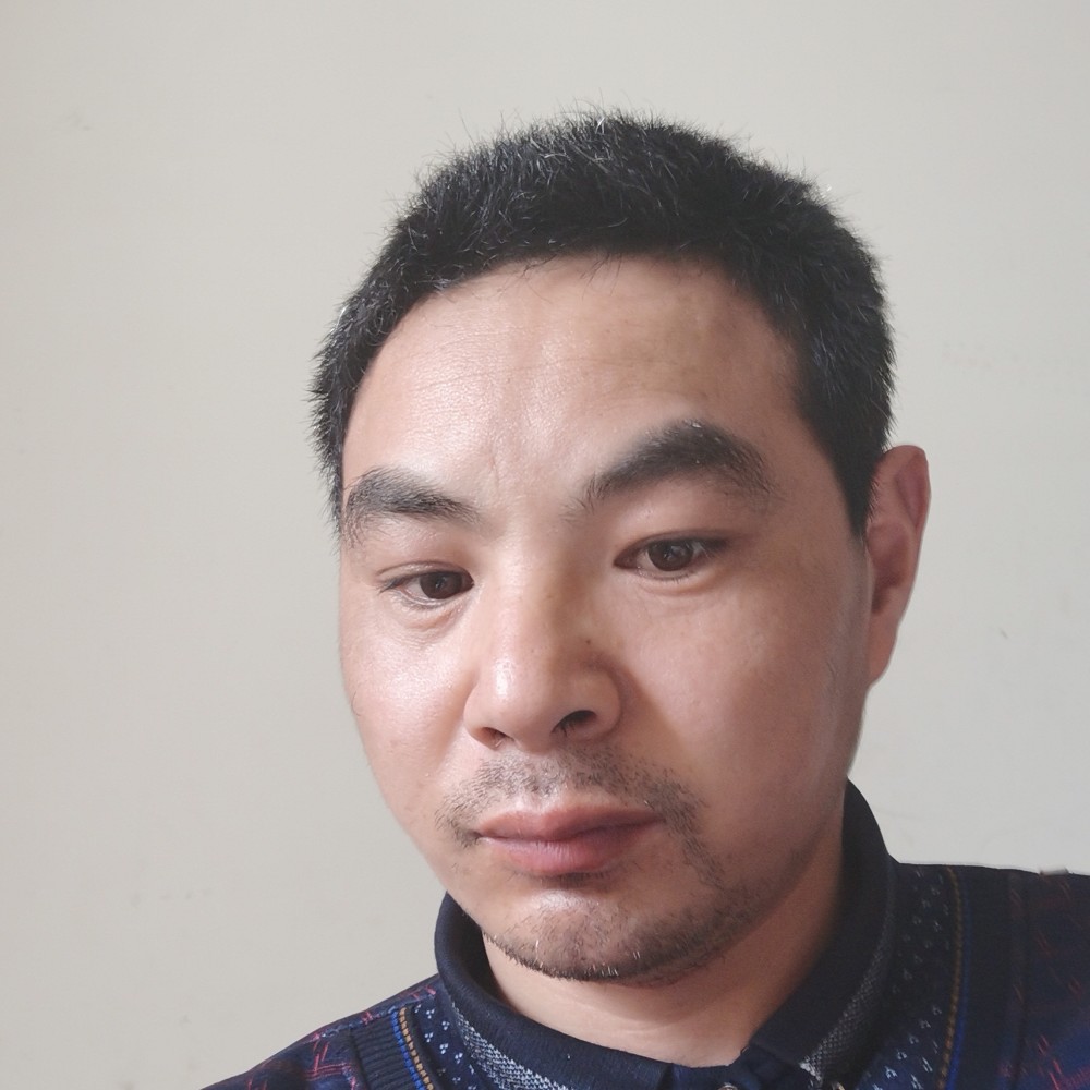 书本深拥花痴的照片