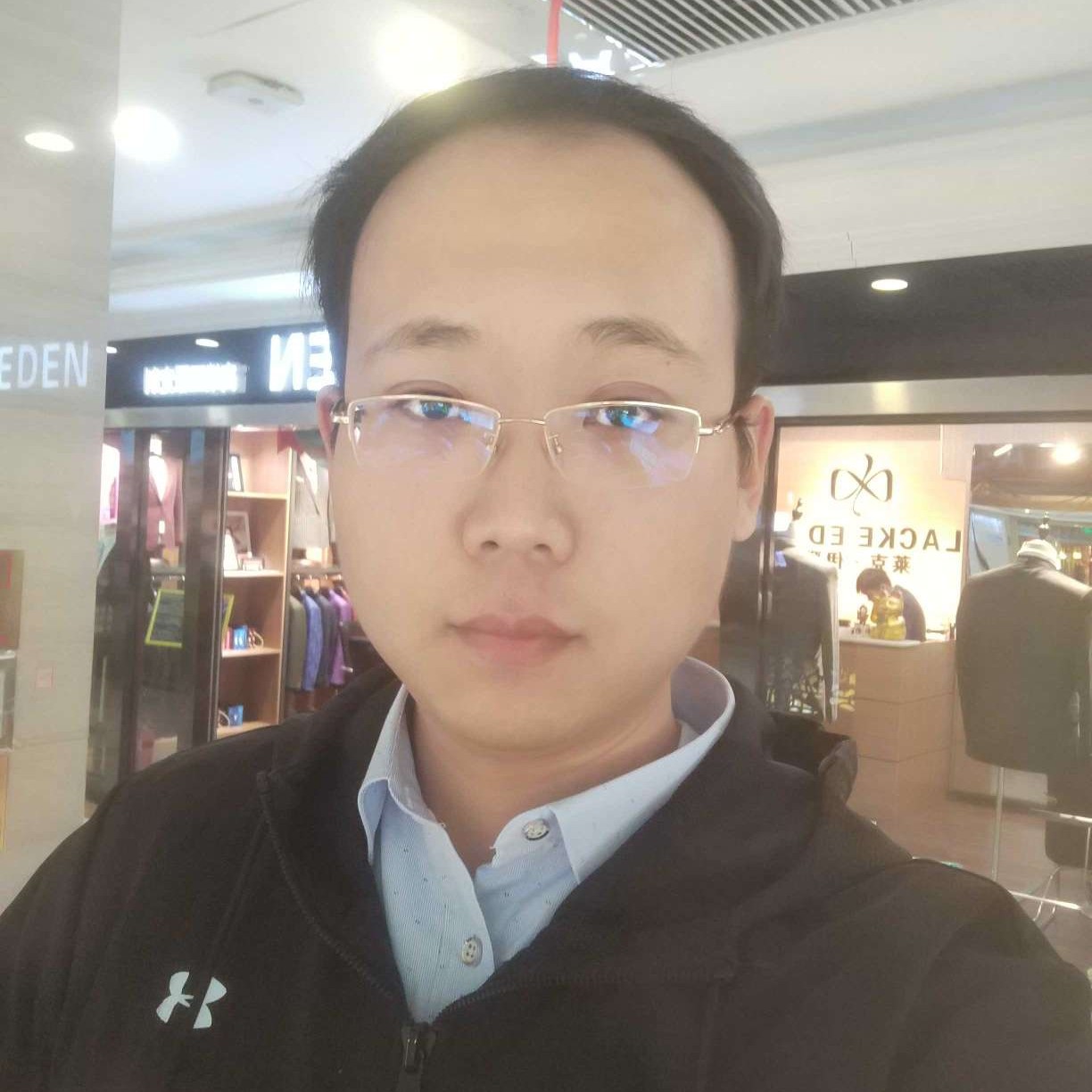 云端有个叶青藤的照片