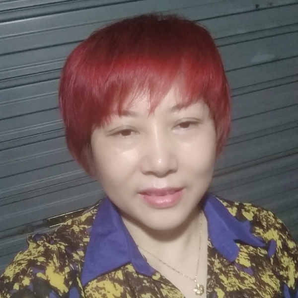典雅与绿草的照片