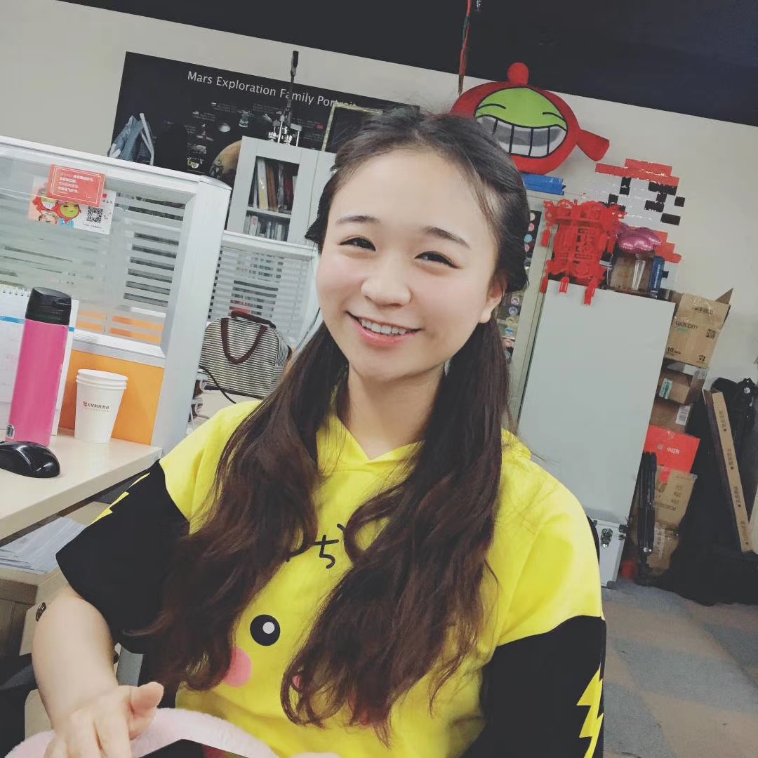 养一只猫来守着鱼的照片
