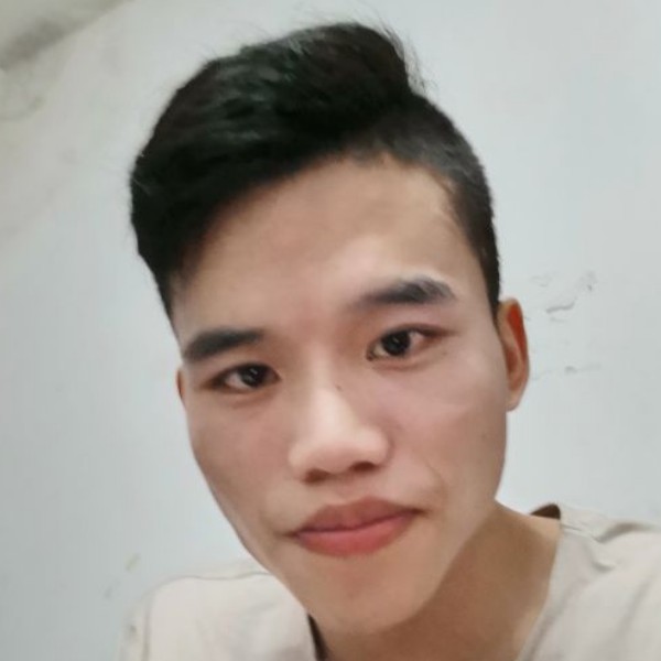 高挑蹙眉过客的照片